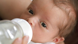 Cómo dar el biberón: posición, temperatura, método Kassing,...
