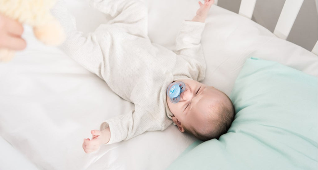 Bebé recién nacido niño en cama. Niño recién nacido duerme bajo