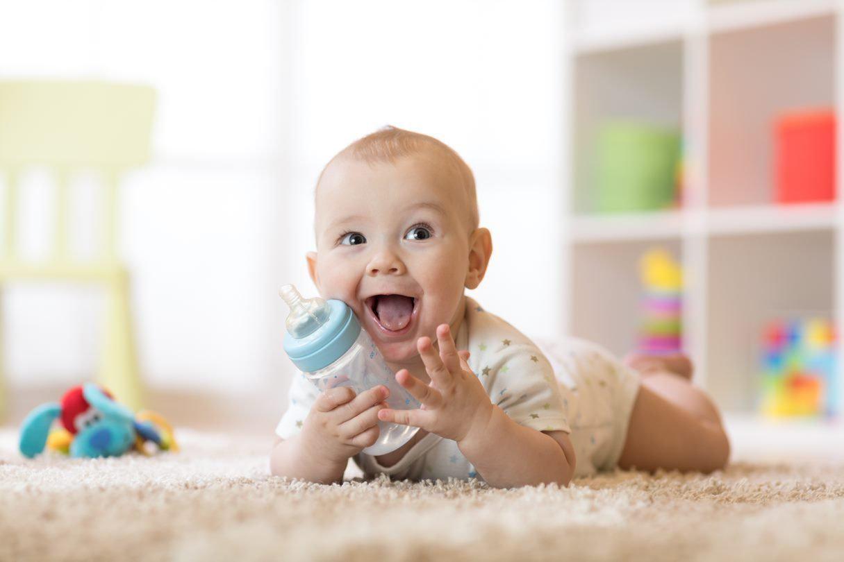 Leche para bebés: tipos, beneficios y cómo elegir la adecuada según la edad  del bebé