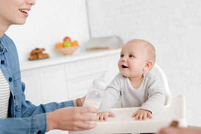 Cómo combinar fórmula y leche materna