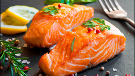 Receta con DHA: Salmón horneado con salsa de tomate, naranja y albahaca