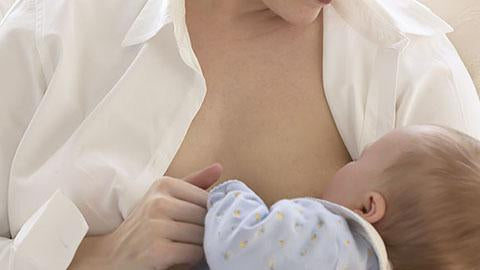Cómo saber si el bebé alimentado al pecho está tomando suficiente leche