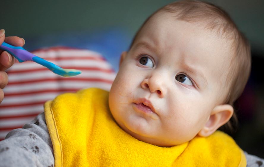 A qué edad los niños comen solos con cubiertos