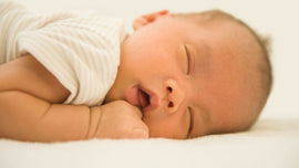 Mi bebé ronca mientras duerme, ¿es normal?