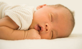 Mi bebé ronca mientras duerme, ¿es normal?