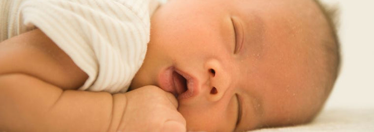 Mi bebé ronca mientras duerme, ¿es normal?
