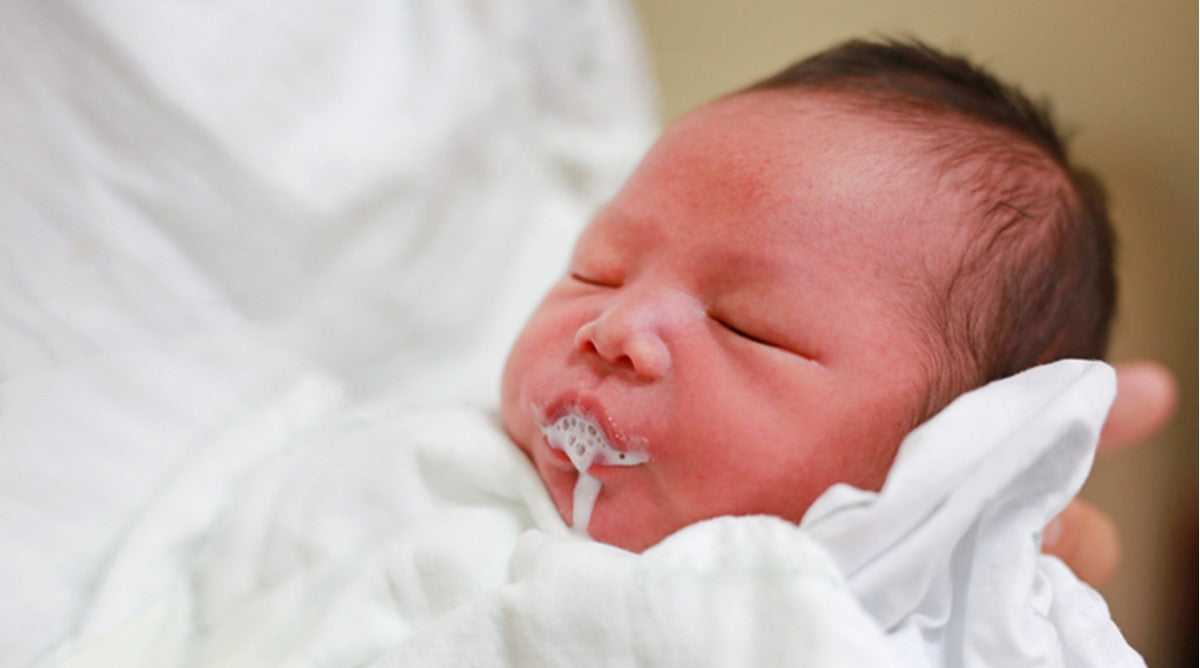 Cuando los bebés recién nacidos vomitan la leche esto es llamado  regurgitación y es normal dentro de sus primeros 12 meses. ​⁣ ⁣ La…