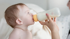 ¿Cuántos biberones debe tomar un bebé de 6 meses?