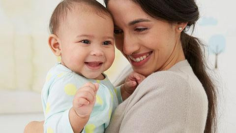 Desarrollo de las destrezas de comunicación y sociales bebés de 10 meses