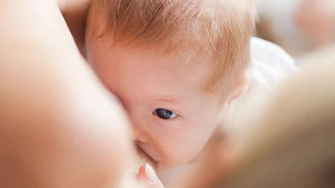 La nutrición de los bebés alimentados con leche materna